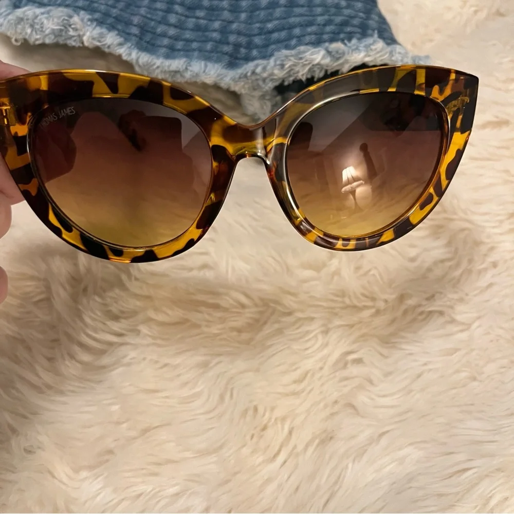Thomas James Women’s Tortoise Print Frame Sun Glasses & Denim Fringe Bucket Hat